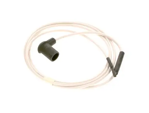 Zündkabel von Bosch, bestehend aus einem flexiblen weißen Kabel mit einem schwarzen Gummianschluss und zwei grauen Kabelenden für elektrische Verbindungen.